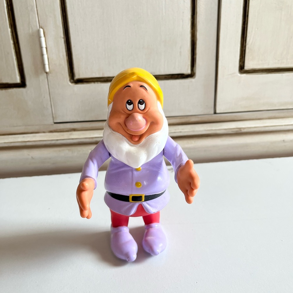 Vintage 1992 Mattel Walt Disney Snow White and the Seven Dwarfs  SNEEZY Poseable